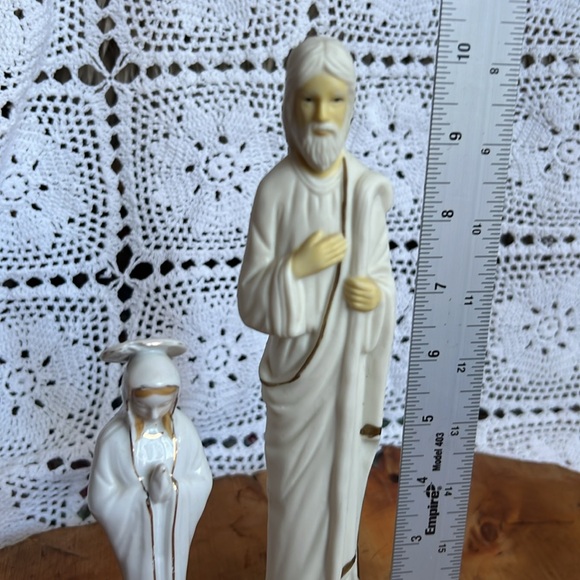 Beautiful Vintage Joseph‎ and Mary porcelain statues - gold touches - Picture 11 of 12